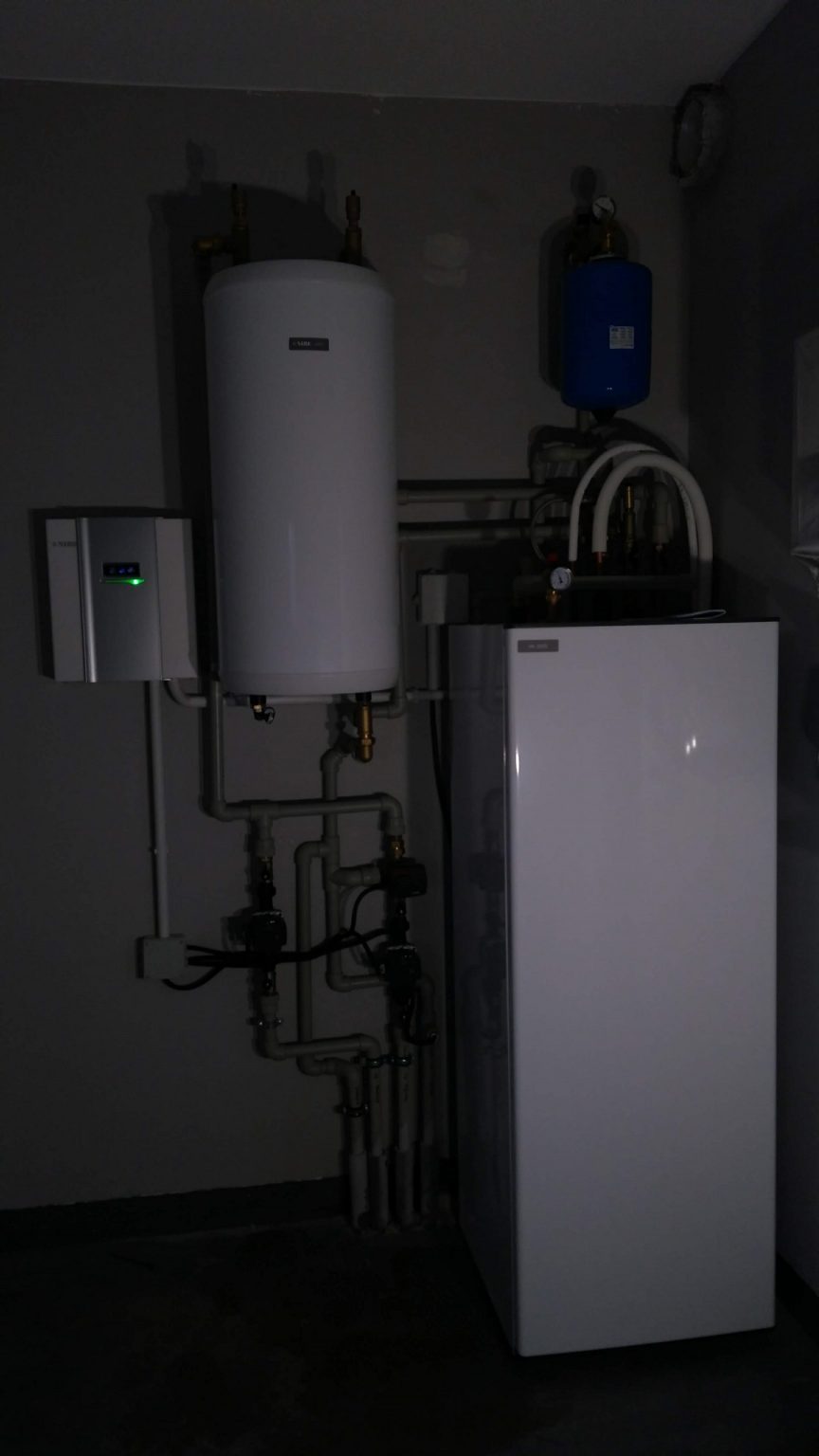 instalacja pompy ciepła w budynku jednorodzinnym w Skrzeszewie